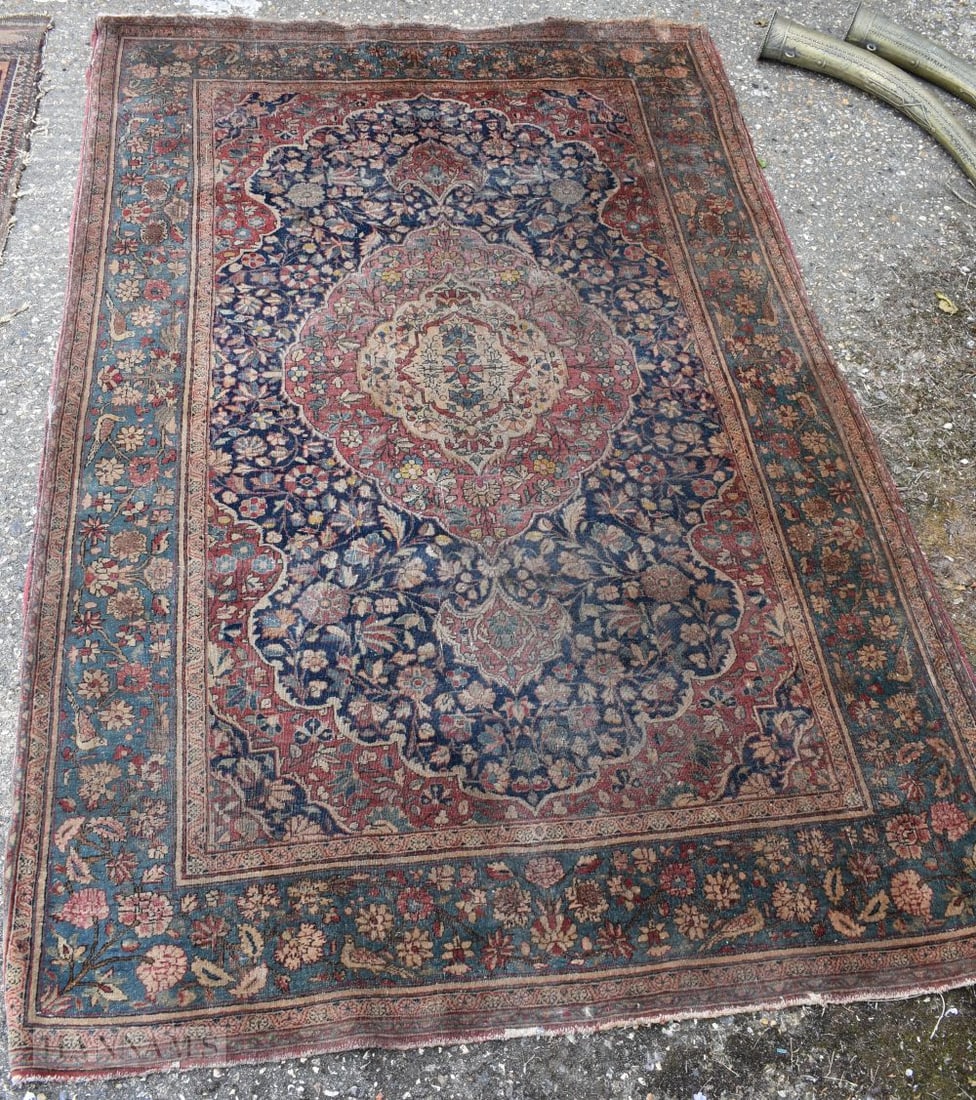 AN ANTIQUE PERSIAN MIDDLE EASTERN CARPET. 104 cm x 120 cm. (1 of 4)