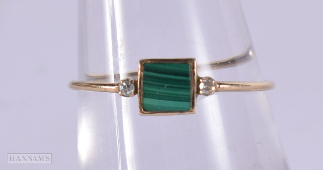 A 9CT GOLD AND MALACHITE RING. O. 0.8 grams. (1 of 4)