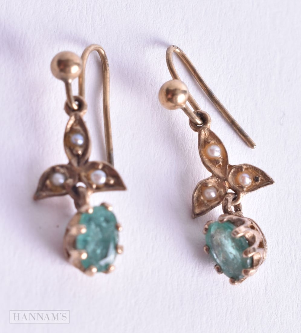 A PAIR OF YELLOW METAL EMERALD AND SEED PEARL EARRINGS. 1.6 grams. 2.5 cm x 1 cm.: A PAIR OF YELLOW METAL EMERALD AND SEED PEARL EARRINGS. 1.6 grams. 2.5 cm x 1 cm.