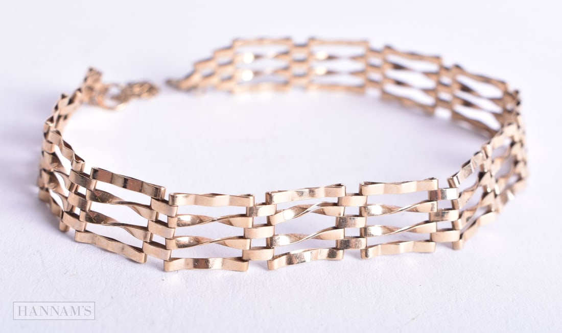 A 9CT GOLD BRACELET. 4 grams. 18 cm long. (1 of 2)