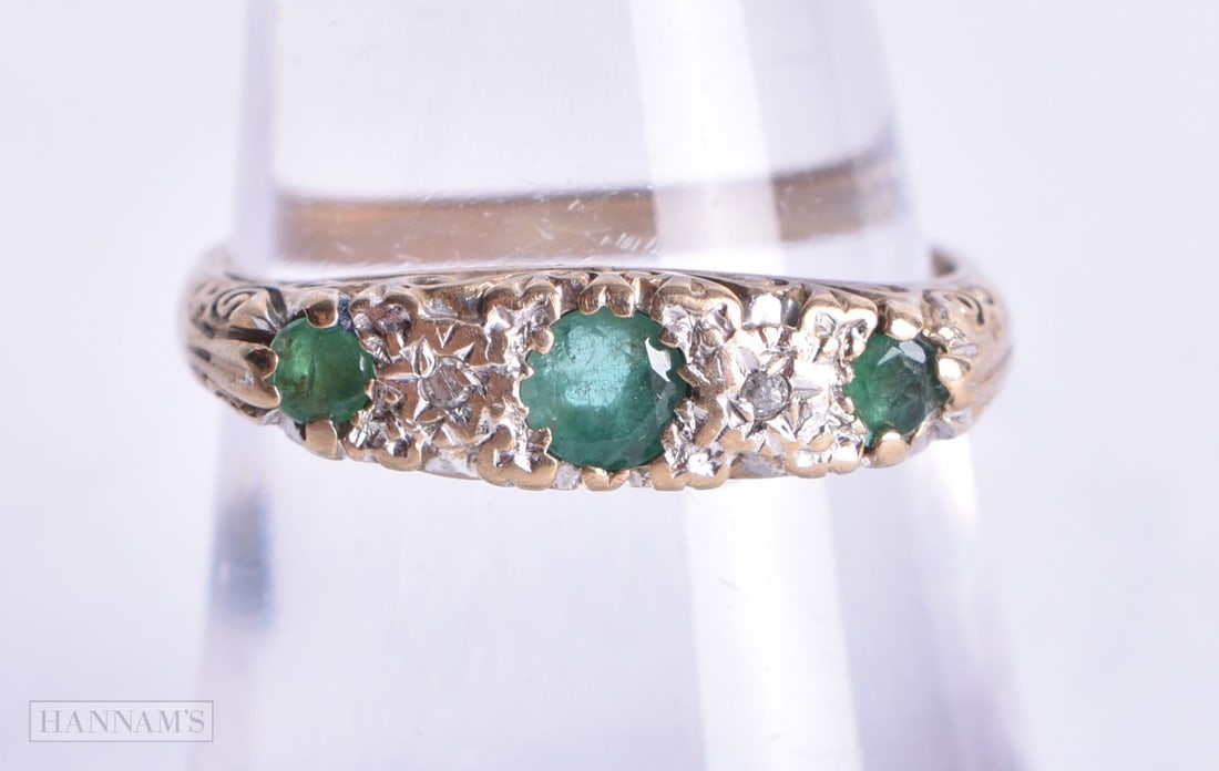 A 9CT GOLD AND EMERALD RING. 1.8 grams. N. (1 of 3)