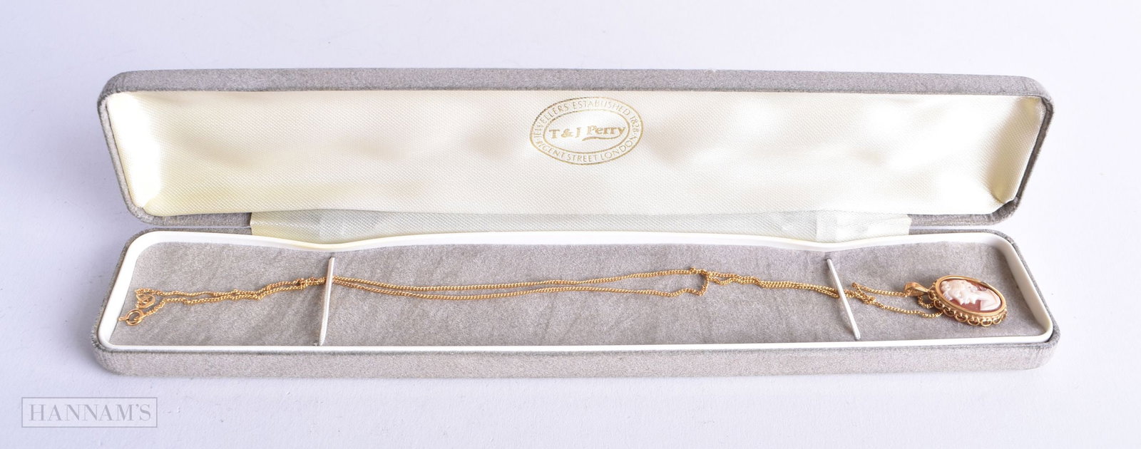 A 9CT GOLD CAMEO NECKLACE. 3.3 grams. 47 cm long, pendant 2.5 cm x 1.5 cm.: A 9CT GOLD CAMEO NECKLACE. 3.3 grams. 47 cm long, pendant 2.5 cm x 1.5 cm.