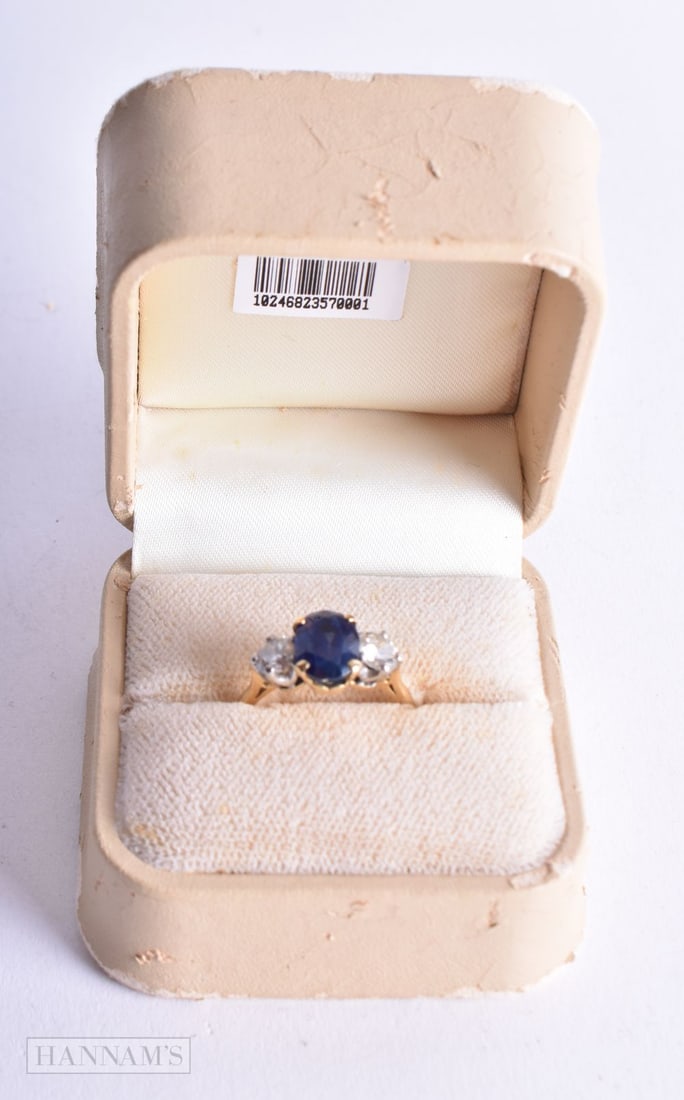 A FINE 18CT GOLD DIAMOND AND SAPPHIRE RING. O. 4.8 grams.: A FINE 18CT GOLD DIAMOND AND SAPPHIRE RING. O. 4.8 grams.