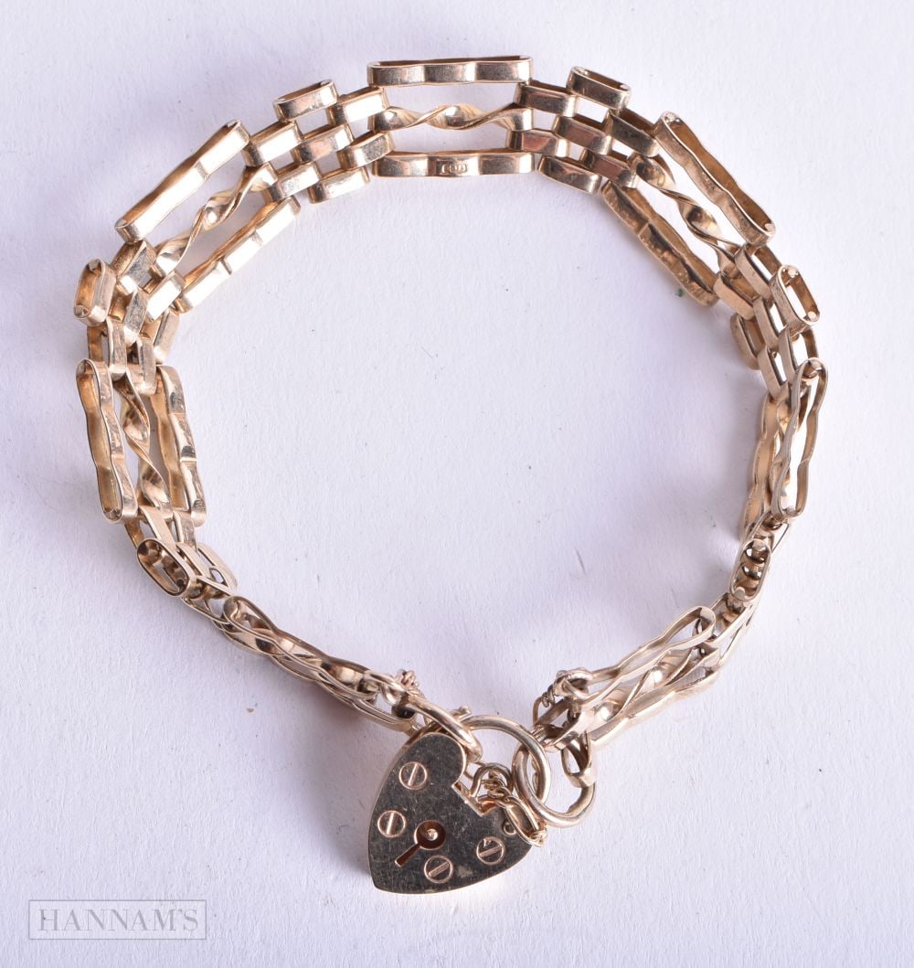 A 9CT GOLD PADLOCK BRACELET. 13.4 grams. 5 cm internal diameter.: A 9CT GOLD PADLOCK BRACELET. 13.4 grams. 5 cm internal diameter.
