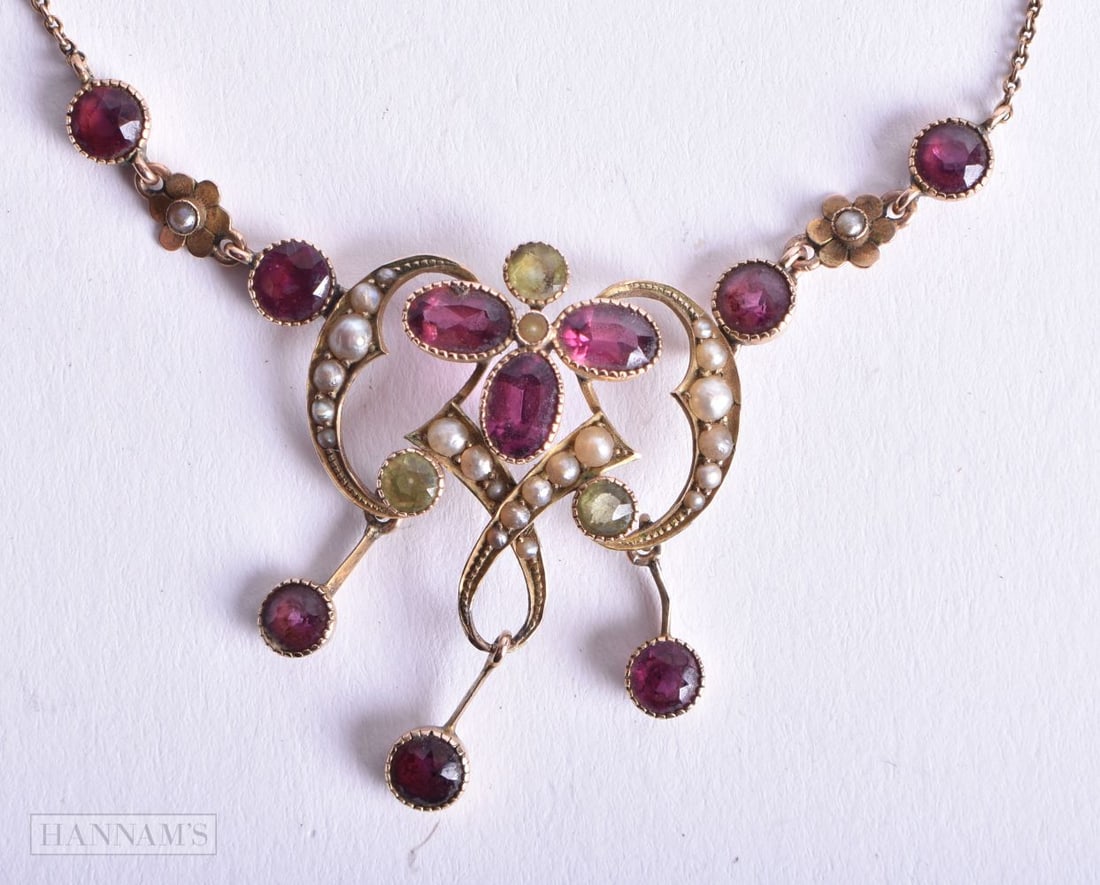 A 9CT GOLD NECKLACE. 5.3 grams. 38 cm long, pendant 2.75 cm x 2.5 cm. (1 of 3)