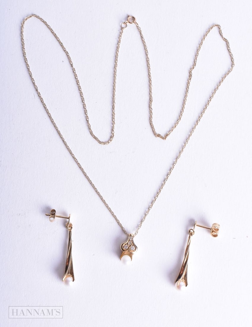 9ct gold cultured pearl and diamond earring and necklace set (3.5g). 23 cm long. (1 of 3)