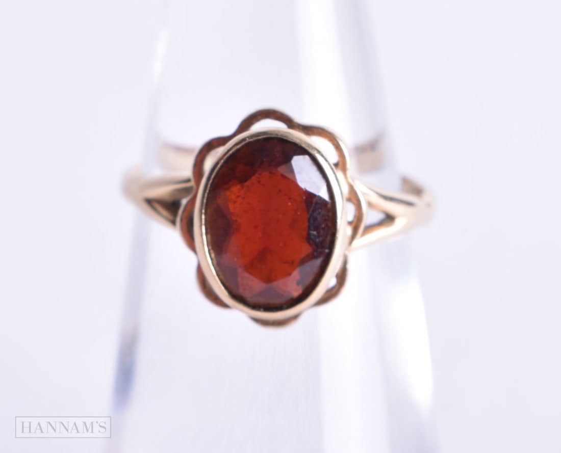 9ct gold garnet single stone ring (2.2g). I. (1 of 2)