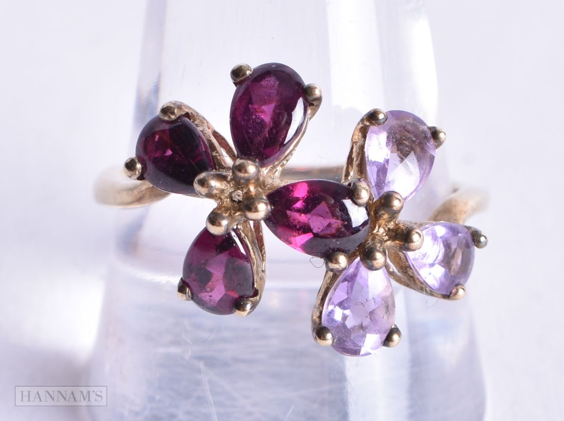 9ct gold amethyst and garnet set floral cocktail ring (3.5g). U. (1 of 3)