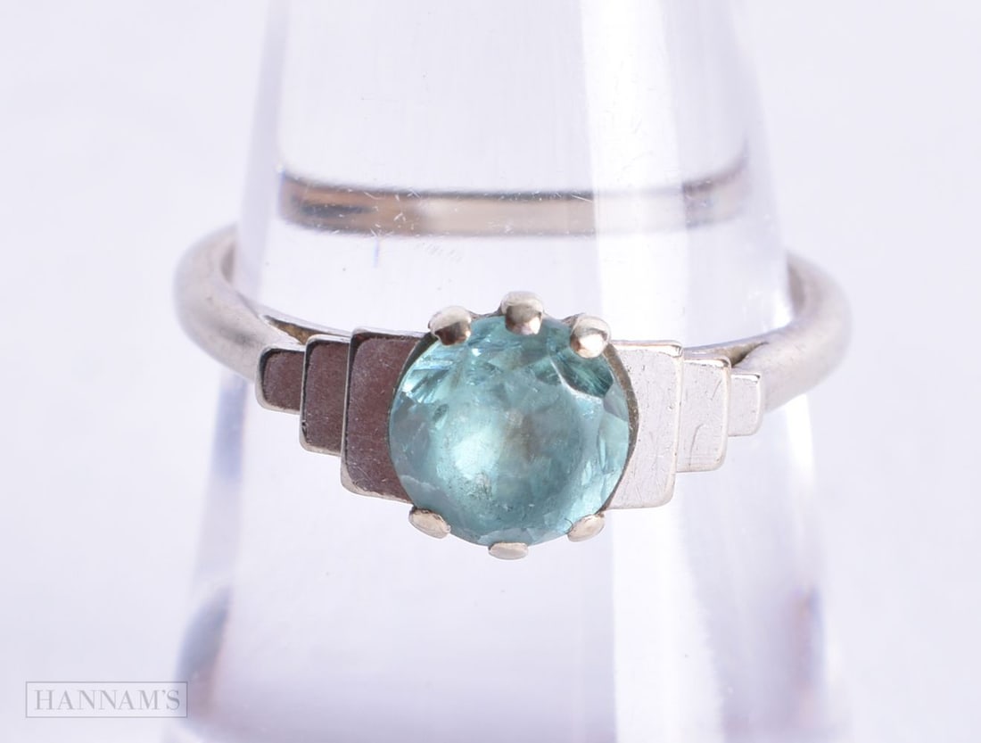 9ct white gold blue zircon solitaire dress ring (2.5g). N. (1 of 3)