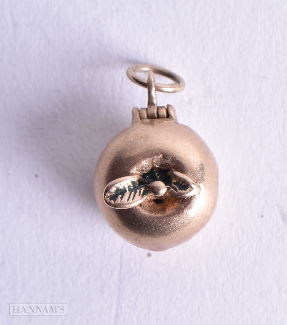 9ct gold adam and eve articulated charm (3.1g). 1.75 cm x 1.25 cm.: 9ct gold adam and eve articulated charm (3.1g). 1.75 cm x 1.25 cm.