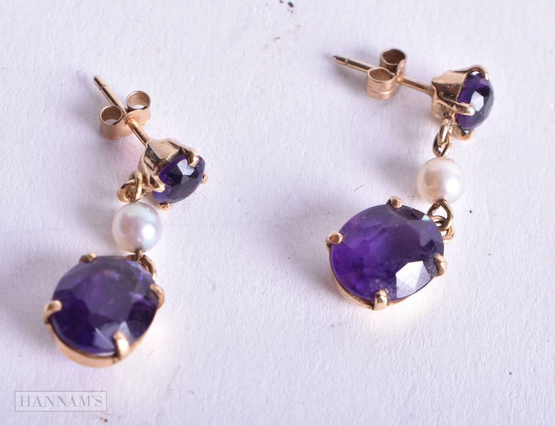 A PAIR OF 9CT GOLD AMETHYST AND CULTURED PEARL EARRINGS. 3 grams. 2.75 cm x 0.75 cm.: A PAIR OF 9CT GOLD AMETHYST AND CULTURED PEARL EARRINGS. 3 grams. 2.75 cm x 0.75 cm.