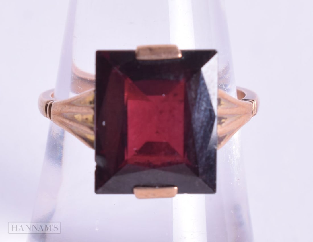 9ct gold garnet single stone ring (3.3g). O. (1 of 3)