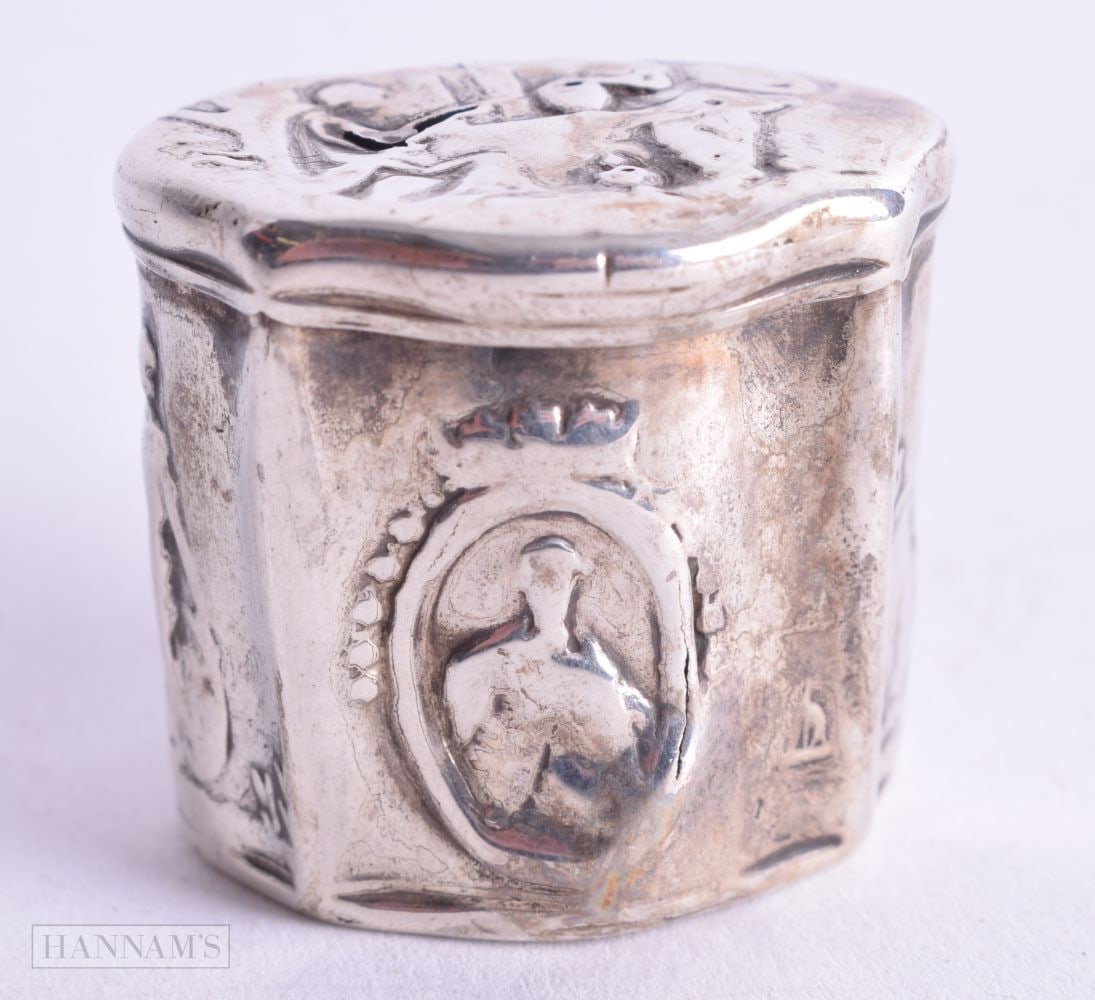 AN ANTIQUE SILVER BOX. 15 grams. 3 cm x 3.25 cm.: AN ANTIQUE SILVER BOX. 15 grams. 3 cm x 3.25 cm.