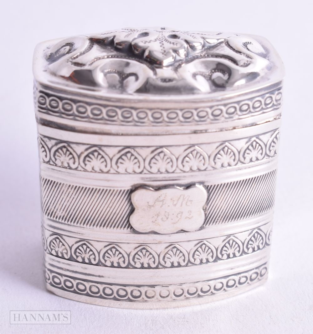 AN ANTIQUE CONTINENTAL SILVER BOX. 4.25 cm x 3 cm.: AN ANTIQUE CONTINENTAL SILVER BOX. 4.25 cm x 3 cm.