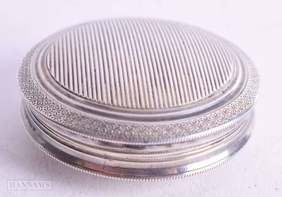 AN ANTIQUE CONTINENTAL SILVER BOX. 5 cm x 2 cm.: AN ANTIQUE CONTINENTAL SILVER BOX. 5 cm x 2 cm.
