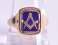 A 9CT GOLD AND ENAMEL MASONIC RING. 5.3 grams. U.