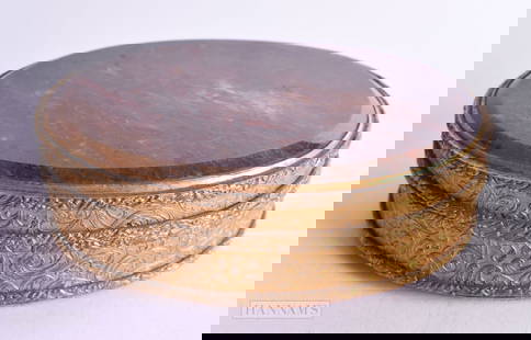 A GILT METAL AND AGATE SNUFF BOX. 212 grams. 10 cm x 7.5 cm.: A GILT METAL AND AGATE SNUFF BOX. 212 grams. 10 cm x 7.5 cm.