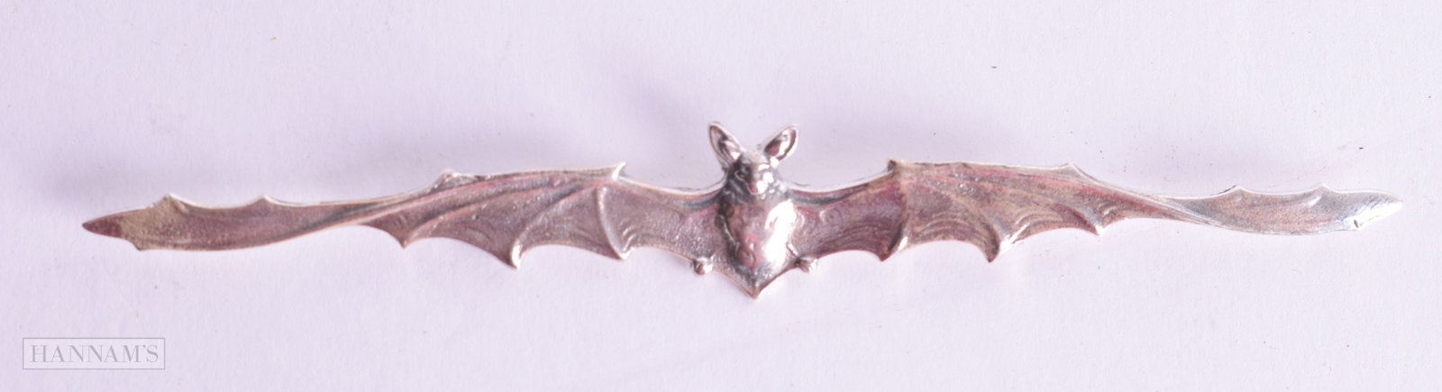 A SILVER BAT BROOCH. 7.9 grams. 11.75 cm wide.: A SILVER BAT BROOCH. 7.9 grams. 11.75 cm wide.