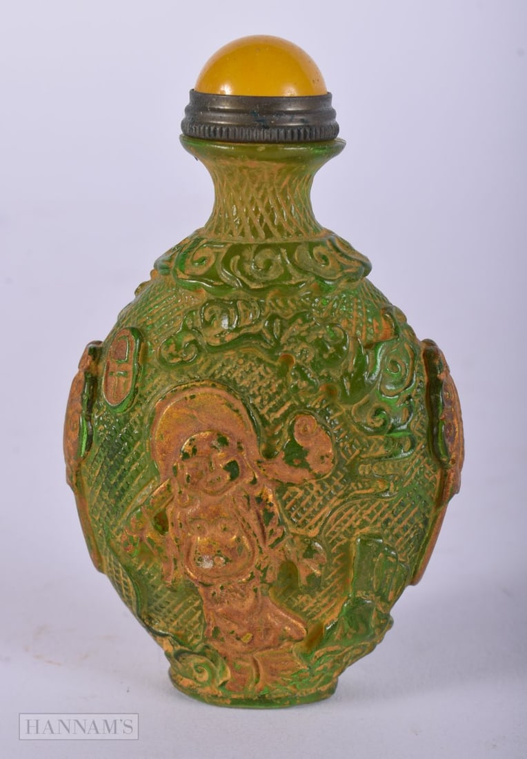 A CHINESE GLASS SNUFF BOTTLE. 111 grams. 7.75 cm x 4.75 cm.: A CHINESE GLASS SNUFF BOTTLE. 111 grams. 7.75 cm x 4.75 cm.