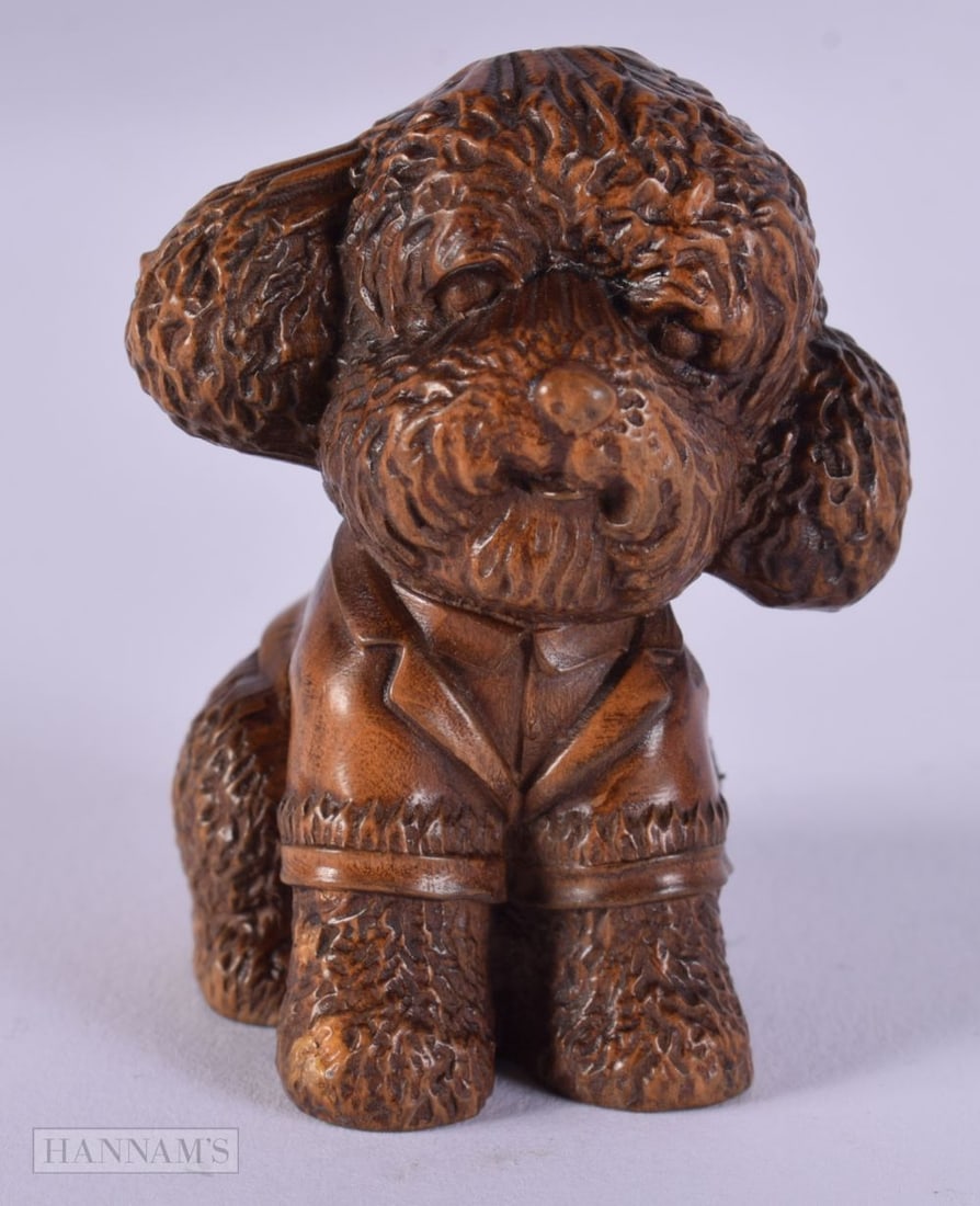 A JAPANESE CARVED WOOD DOG. 20 grams. 5 cm x 4 cm.: A JAPANESE CARVED WOOD DOG. 20 grams. 5 cm x 4 cm.