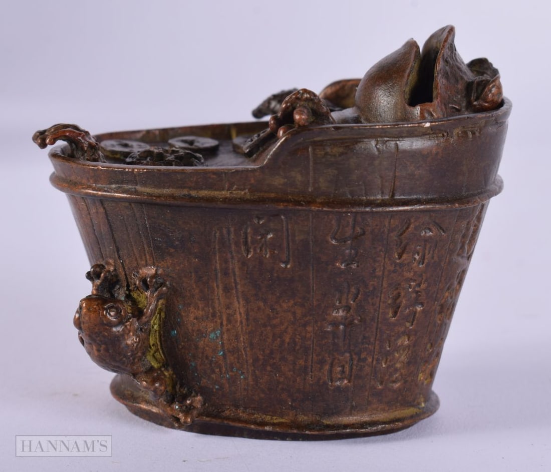 A JAPANESE BRONZE BATHING TOAD. 206 grams. 5.75 cm x 6.5 cm.: A JAPANESE BRONZE BATHING TOAD. 206 grams. 5.75 cm x 6.5 cm.