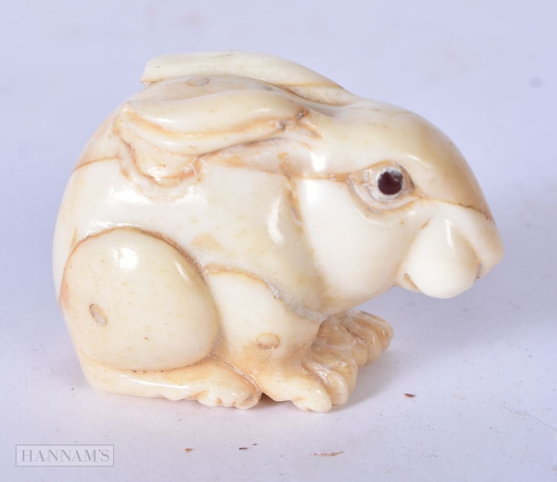 A Japanese carved bone netsuke in the form of a rabbit 3 x 4.4cm, wgt 30g: A Japanese carved bone netsuke in the form of a rabbit 3 x 4.4cm, wgt 30g