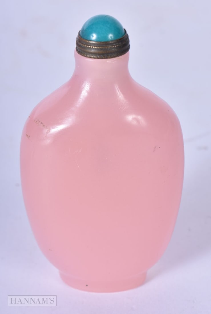 A Chinese pink Peking glass snuff bottle 7.6 x 4.2cm, wgt 85g: A Chinese pink Peking glass snuff bottle 7.6 x 4.2cm, wgt 85g