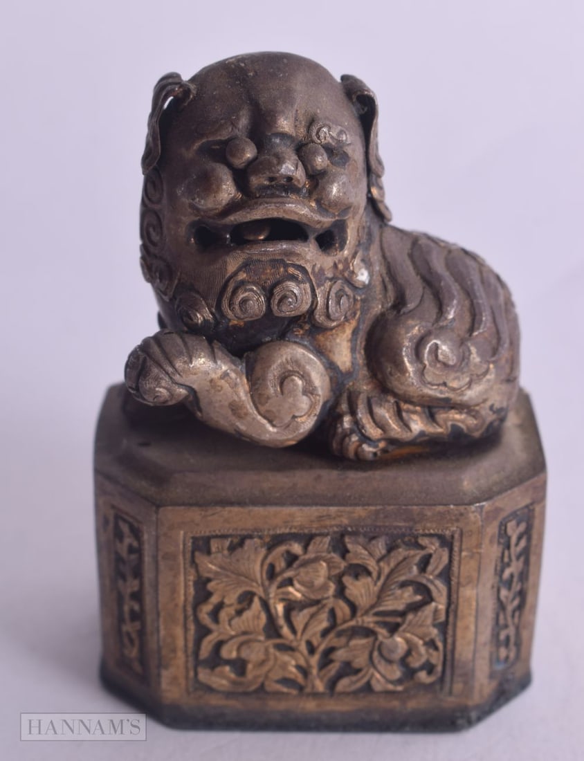 AN ANTIQUE CHINESE SILVER FOO DOG. 70 grams. 6.5 cm x 4.5 cm. (1 of 4)