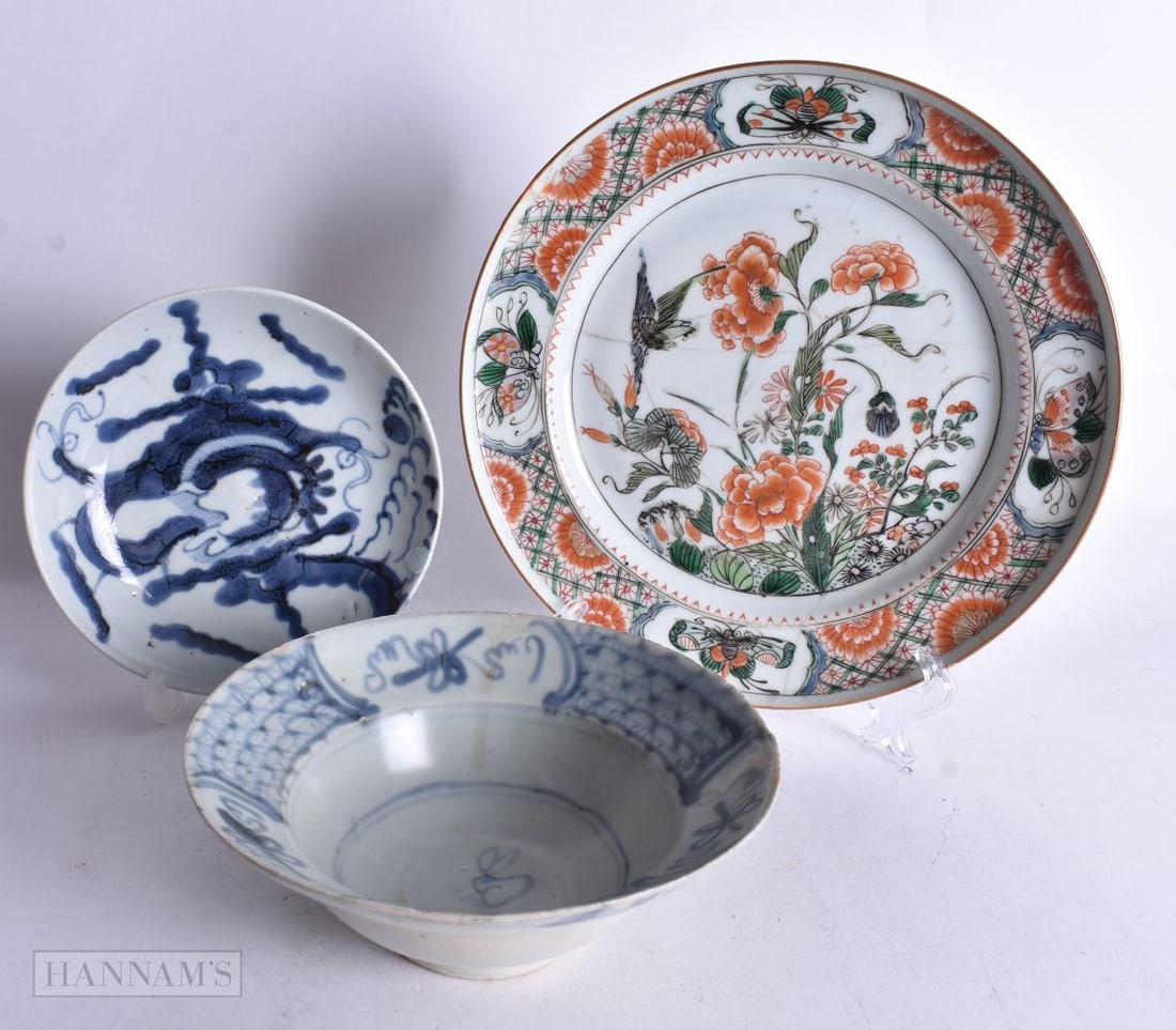 A CHINESE MING DYNASTY BLUE AND WHITE BOWL together with a similar saucer & a Kangxi famille verte p: A CHINESE MING DYNASTY BLUE AND WHITE BOWL together with a similar saucer & a Kangxi famille verte plate. Largest 23 cm wide. (3)