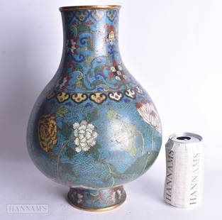 A FINE 18TH CENTURY CHINESE CLOISONNE ENAMEL BULBOUS VASE Qing, decorated with foliage and vines. 34: A FINE 18TH CENTURY CHINESE CLOISONNE ENAMEL BULBOUS VASE Qing, decorated with foliage and vines. 34 cm x 20 cm.