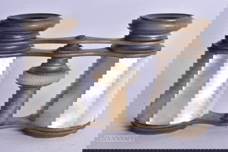 A PAIR OF MOTHER OF PEARL OPERA GLASSES. 10 cm x 8 cm.: A PAIR OF MOTHER OF PEARL OPERA GLASSES. 10 cm x 8 cm.
