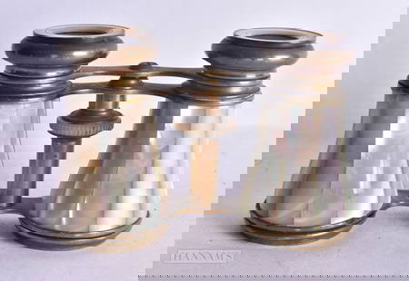 A PAIR OF MOTHER OF PEARL OPERA GLASSES. 10 cm x 8 cm.: A PAIR OF MOTHER OF PEARL OPERA GLASSES. 10 cm x 8 cm.