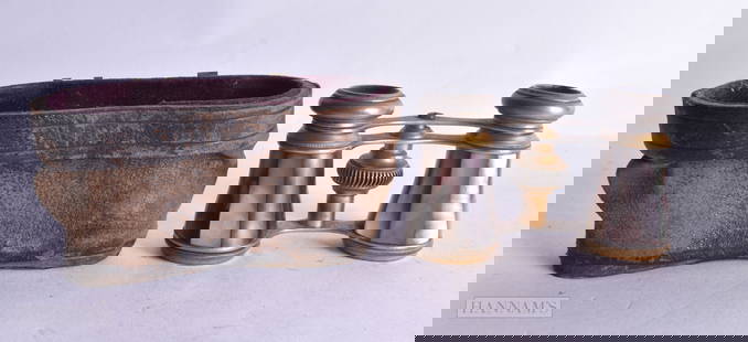 A PAIR OF MOTHER OF PEARL OPERA GLASSES. 10 cm x 8 cm.: A PAIR OF MOTHER OF PEARL OPERA GLASSES. 10 cm x 8 cm.