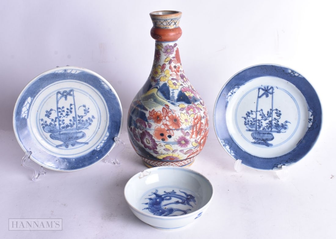 A PAIR OF 17TH/18TH CENTURY CHINESE BLUE AND WHITE PLATES Kangxi/Yongzheng, together with a Ming dis (1 of 10)