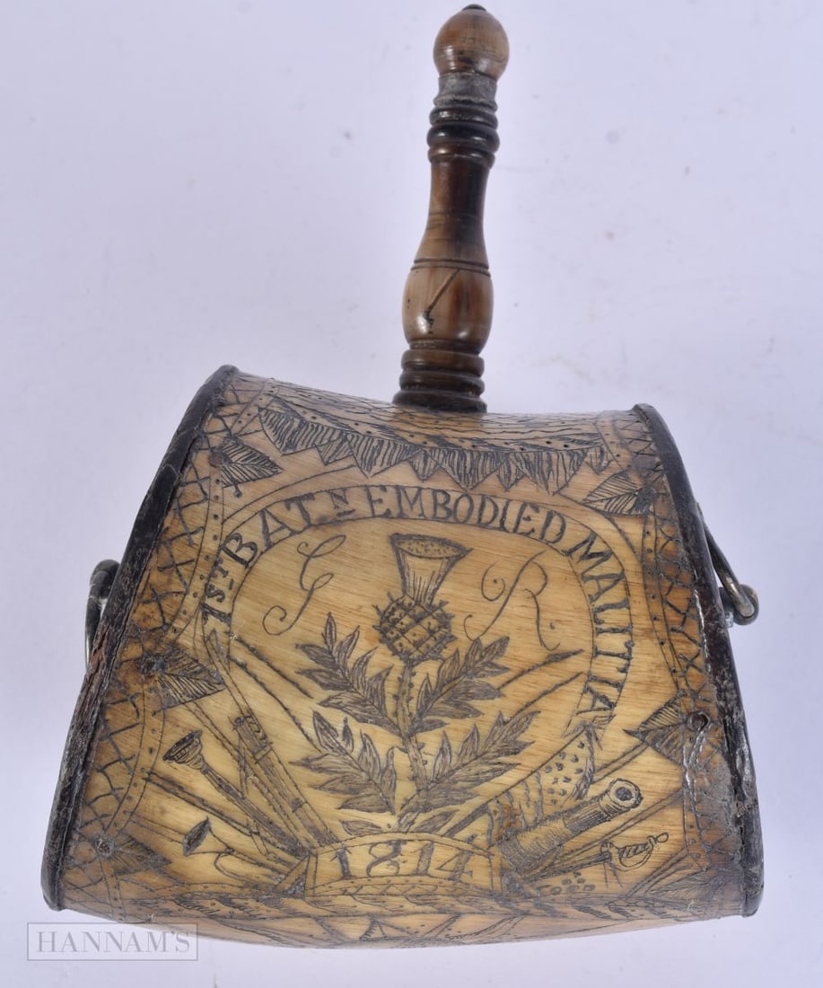 A RARE EARLY 19TH CENTURY CONTINENTAL CARVED SCRIMSHAW HORN POWDER/PRIMING FLASK C1814 engraved with: A RARE EARLY 19TH CENTURY CONTINENTAL CARVED SCRIMSHAW HORN POWDER/PRIMING FLASK C1814 engraved with a motto and a sunburst. 18cm x 11 cm.