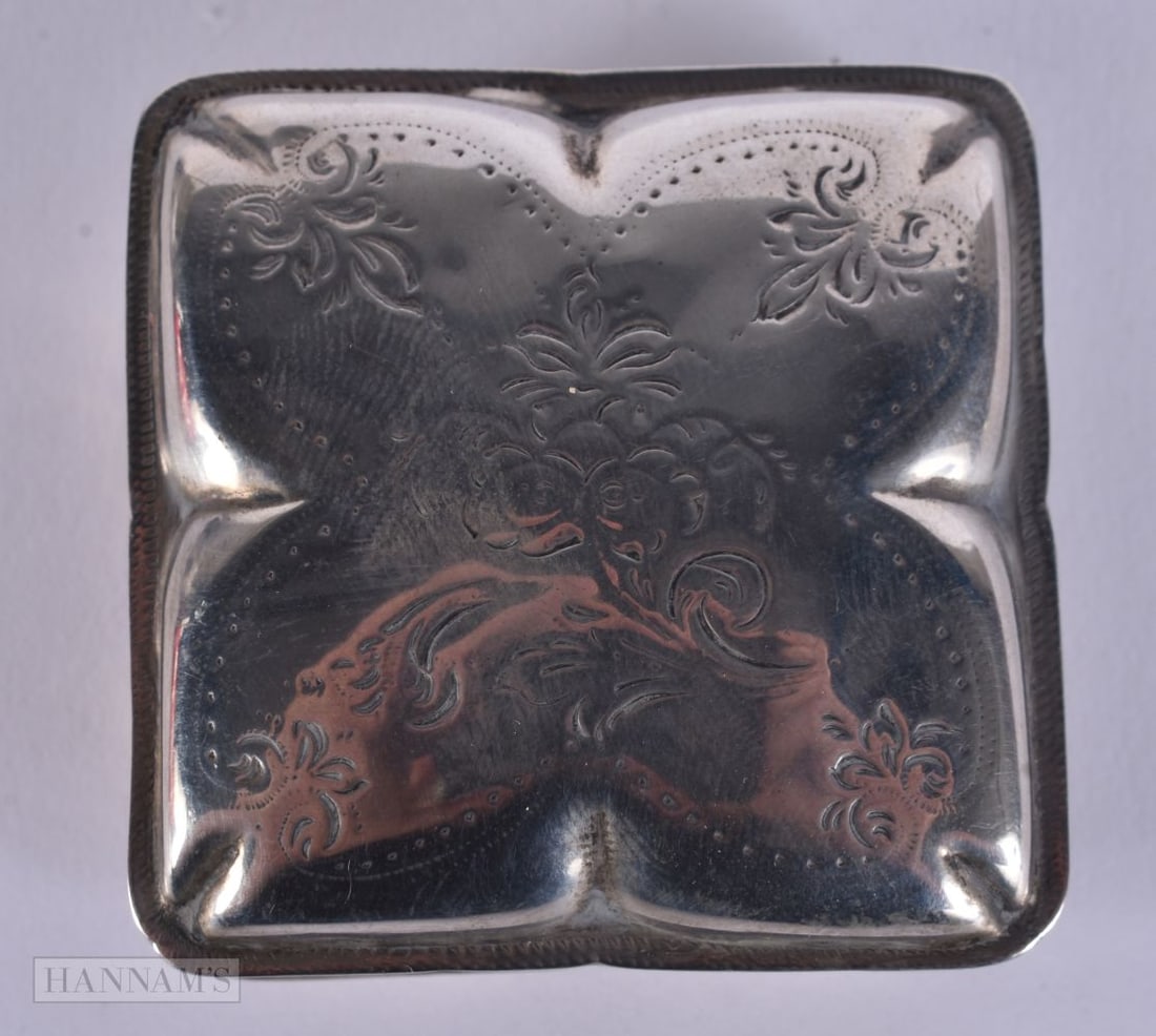 AN ANTIQUE DUTCH SILVER PATCH BOX. 31.3 grams. 5 cm square.: AN ANTIQUE DUTCH SILVER PATCH BOX. 31.3 grams. 5 cm square.