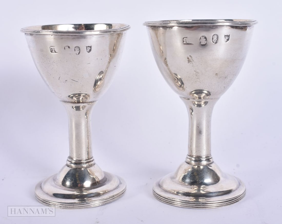 A PAIR OF GEORGE III IRISH SILVER EGG CUPS. Dublin 1787. 102.8 grams. 8 cm high.: A PAIR OF GEORGE III IRISH SILVER EGG CUPS. Dublin 1787. 102.8 grams. 8 cm high.