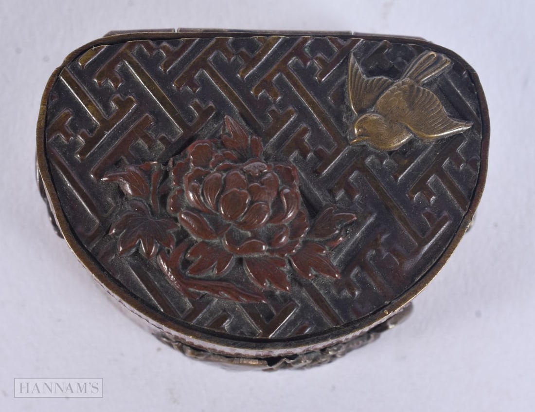 A 19TH CENTURY JAPANESE MEIJI PERIOD MIXED METAL BOX. 29.3 grams. 4.25 cm x 2.25 cm.: A 19TH CENTURY JAPANESE MEIJI PERIOD MIXED METAL BOX. 29.3 grams. 4.25 cm x 2.25 cm.