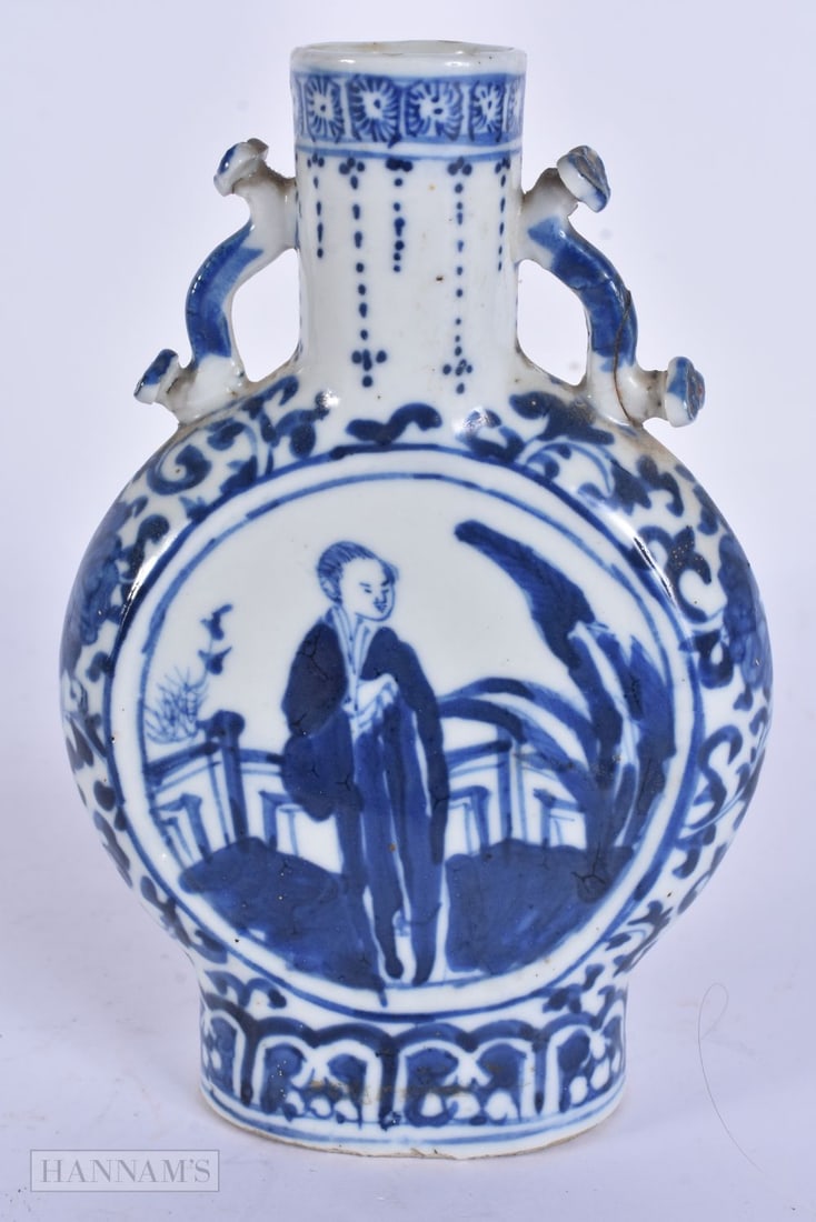 A 19TH CENTURY CHINESE BLUE AND WHITE TWIN HANDLED FLASK bearing Kangxi marks to base. 16 cm x 8 cm.: A 19TH CENTURY CHINESE BLUE AND WHITE TWIN HANDLED FLASK bearing Kangxi marks to base. 16 cm x 8 cm.