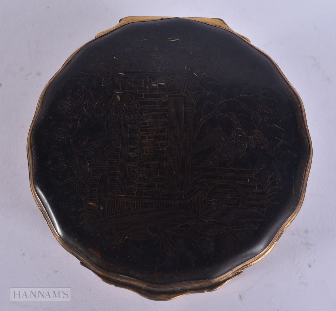 AN 18TH CENTURY ENGLISH TORTOISESHELL AND PRESSED HORN SNUFF BOX painted with chinoiserie scenes. 7. (1 of 5)