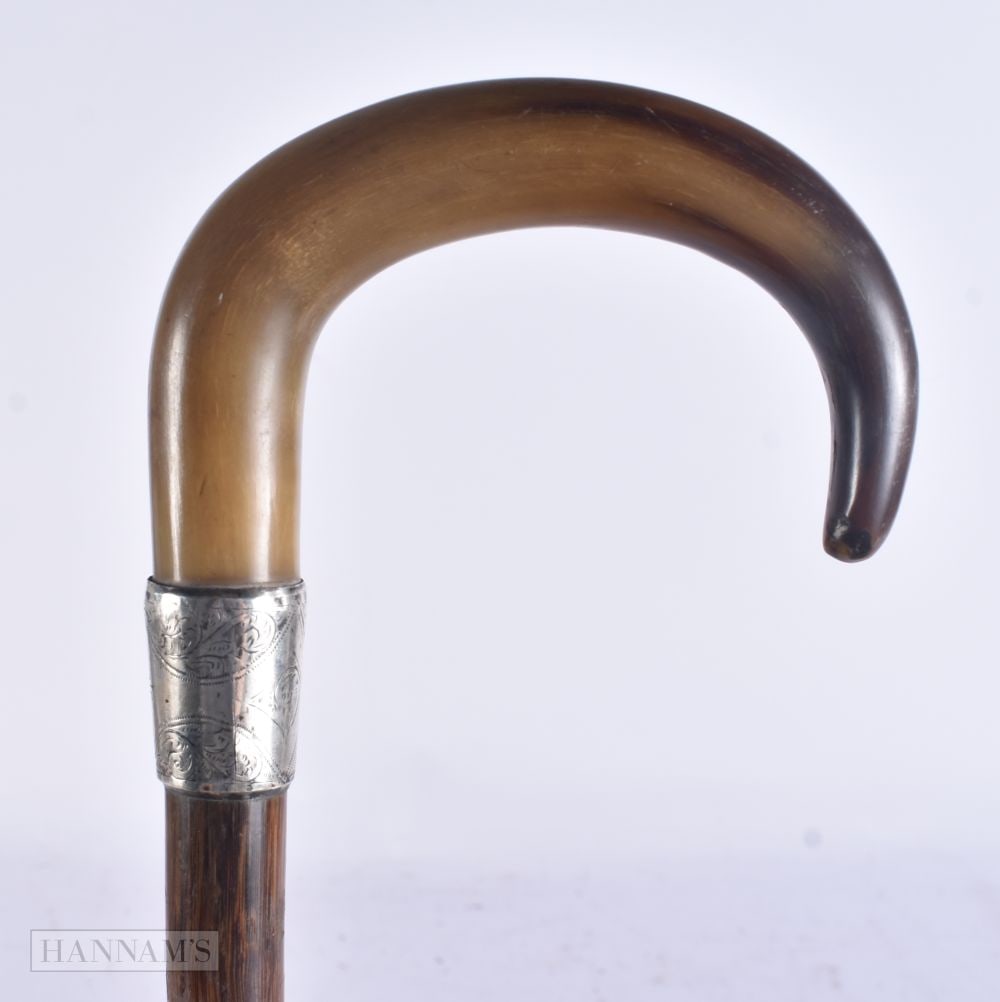 AN ANTIQUE CARVED RHINOCEROS HORN HANDLED WALKING CANE. 88 cm long. (1 of 4)