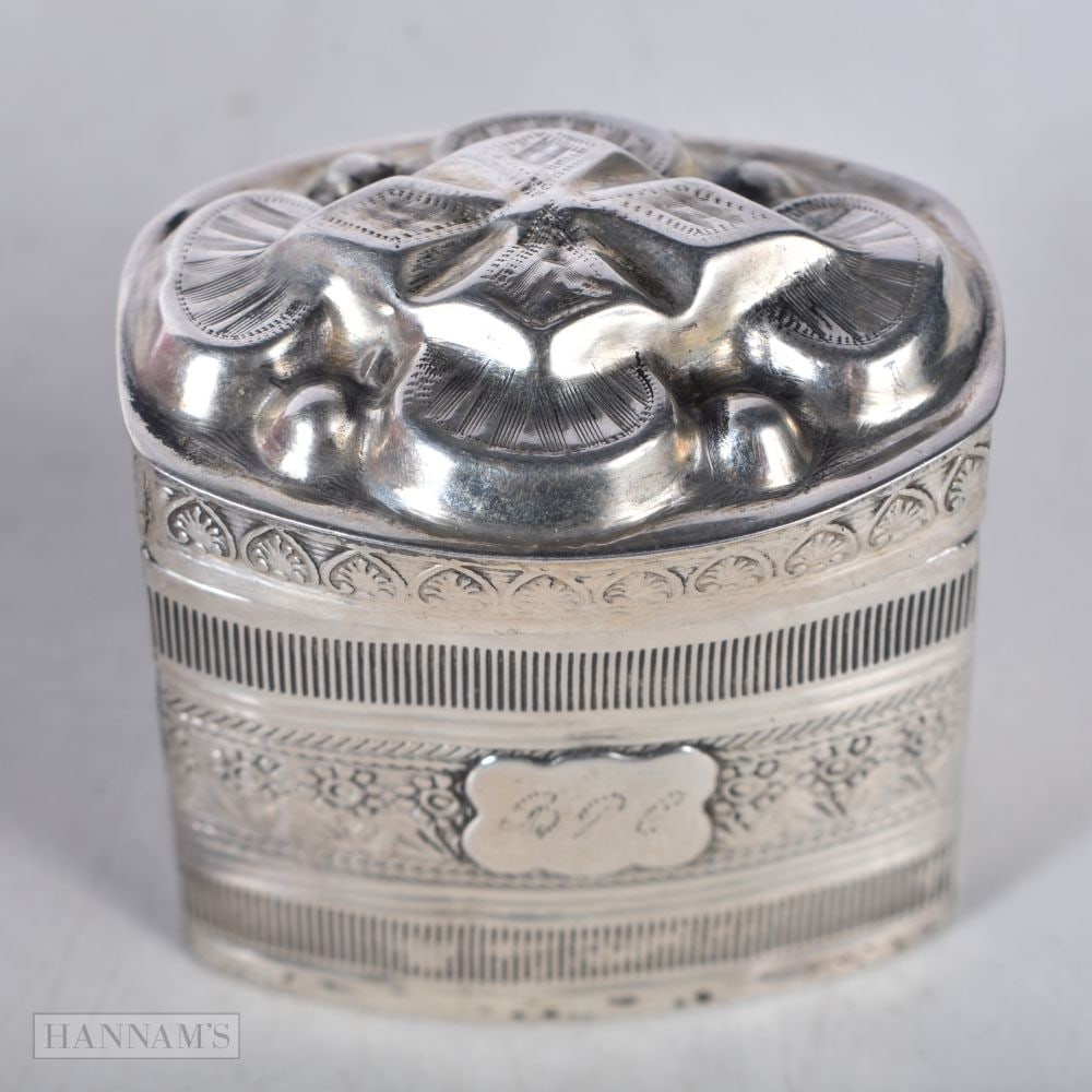 A Continental Silver Pill Box. French Marks. 4.1cm x 4.1cm x 3.2 cm, weight 20.6g: A Continental Silver Pill Box. French Marks. 4.1cm x 4.1cm x 3.2 cm, weight 20.6g