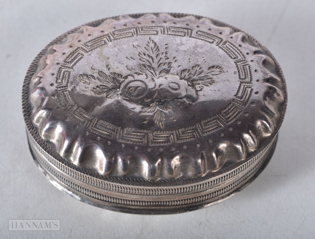 A Continental Silver Pill Box. Foreign Marks. 5.7cm x 4.7cm x 2.3 cm, weight 23.3g: A Continental Silver Pill Box. Foreign Marks. 5.7cm x 4.7cm x 2.3 cm, weight 23.3g