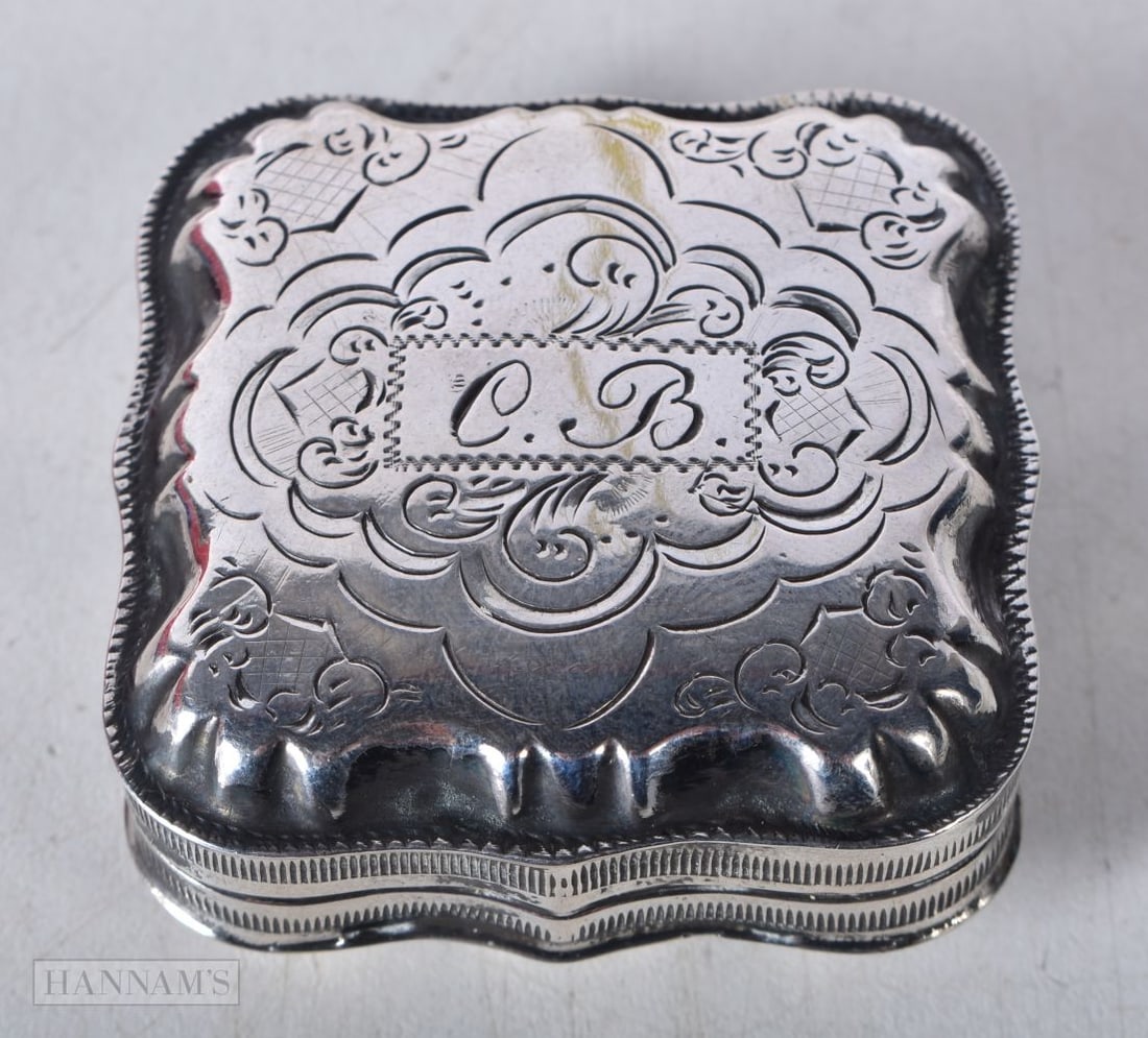 A Continental Silver Pill Box. Rubbed Marks. 4.8cm x 2.1cm, weight 25.7g: A Continental Silver Pill Box. Rubbed Marks. 4.8cm x 2.1cm, weight 25.7g