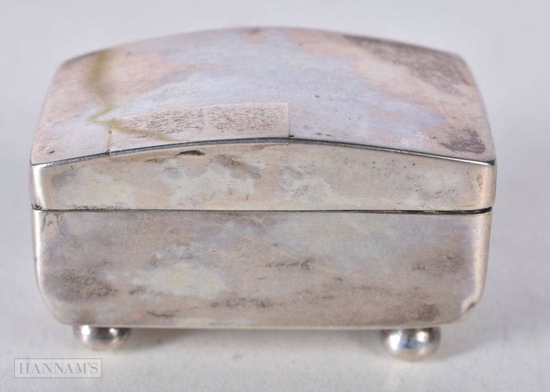 A Continental Silver Coffer Shaped Pill Box on Bun Feet. Rubbed Marks. 4.9cm x 3.1cm x 3.1cm, weig: A Continental Silver Coffer Shaped Pill Box on Bun Feet. Rubbed Marks. 4.9cm x 3.1cm x 3.1cm, weight 29g