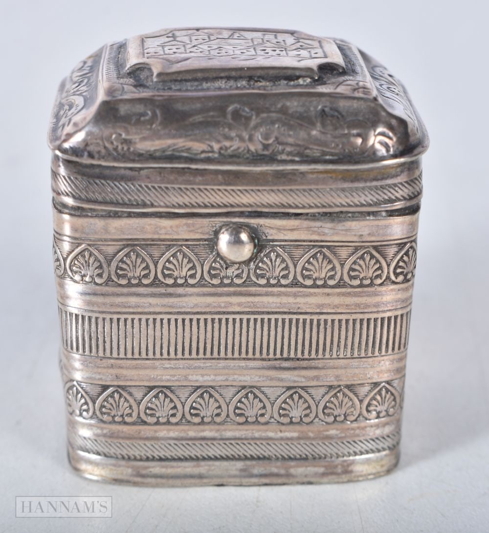 A Continental Silver Pill Box. Foreign Marks rubbed. 4.2 cm x 2.9cm x 3.7cm, weight 21g: A Continental Silver Pill Box. Foreign Marks rubbed. 4.2 cm x 2.9cm x 3.7cm, weight 21g