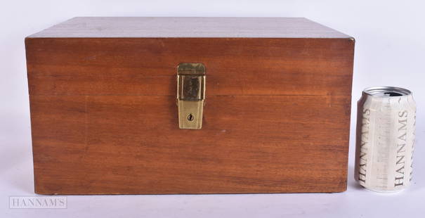 A DAVIDOFF CIGAR HUMIDOR. 36 cm x 28 cm x 16 cm.: A DAVIDOFF CIGAR HUMIDOR. 36 cm x 28 cm x 16 cm.