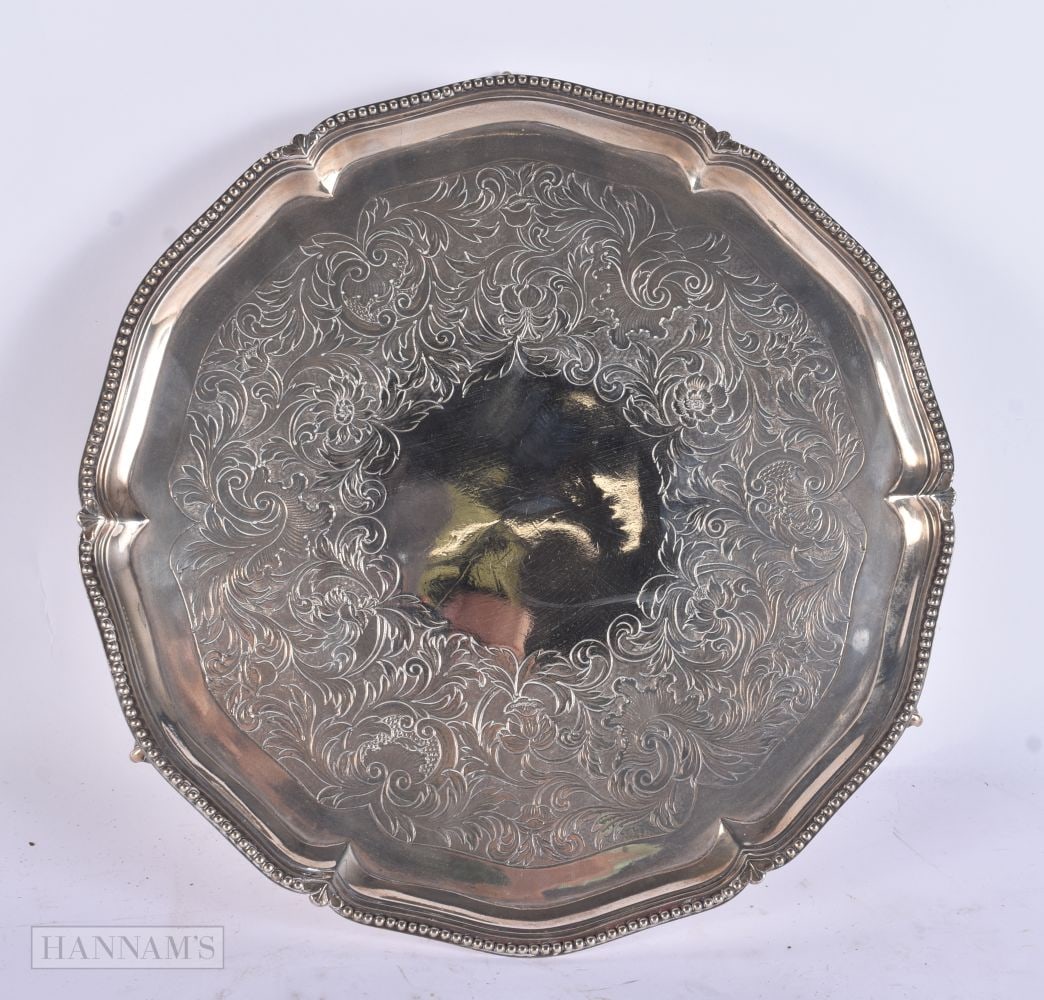 A LARGE GEORGE III SILVER SALVER by Richard Carter, Daniel Smith & Robert Sharp. 880 grams. 30 cm wi: A LARGE GEORGE III SILVER SALVER by Richard Carter, Daniel Smith & Robert Sharp. 880 grams. 30 cm wide. Note: This silver partnership only lasted for two years 1778 to 1780.