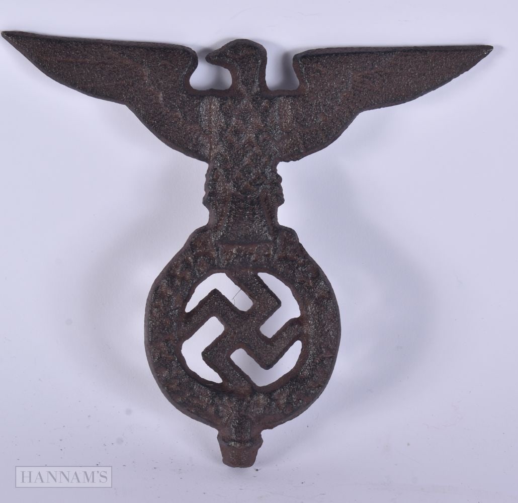 A CONTINENTAL CAST IRON MILITARY PLAQUE. 526 grams. 16.5 cm x 19 cm. (1 of 2)