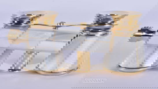 A PAIR OF MOTHER OF PEARL OPERA GLASSES. 18cm extended.: A PAIR OF MOTHER OF PEARL OPERA GLASSES. 18cm extended.